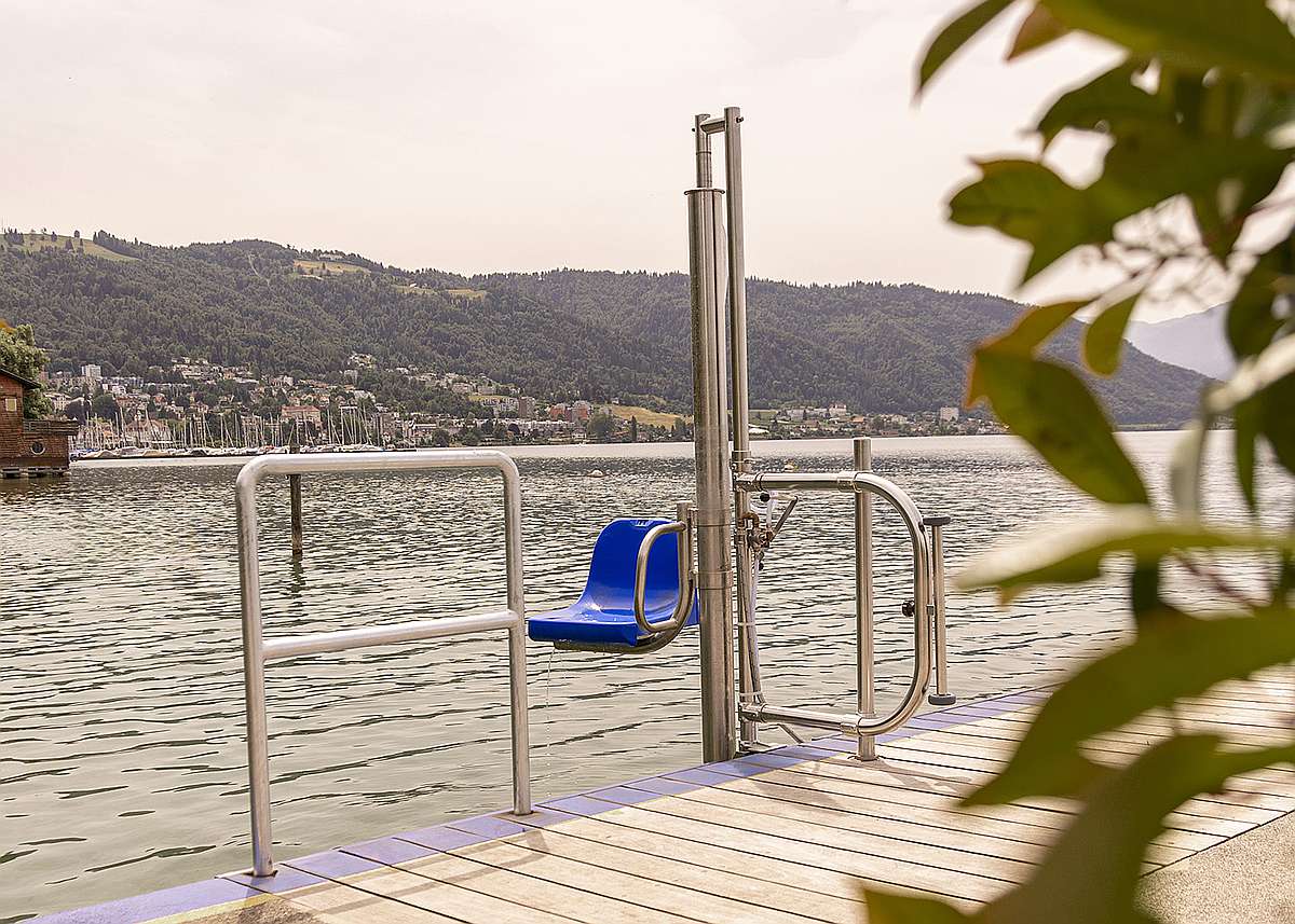 Delphin avec siège bleu à la plage de Zoug, Suisse