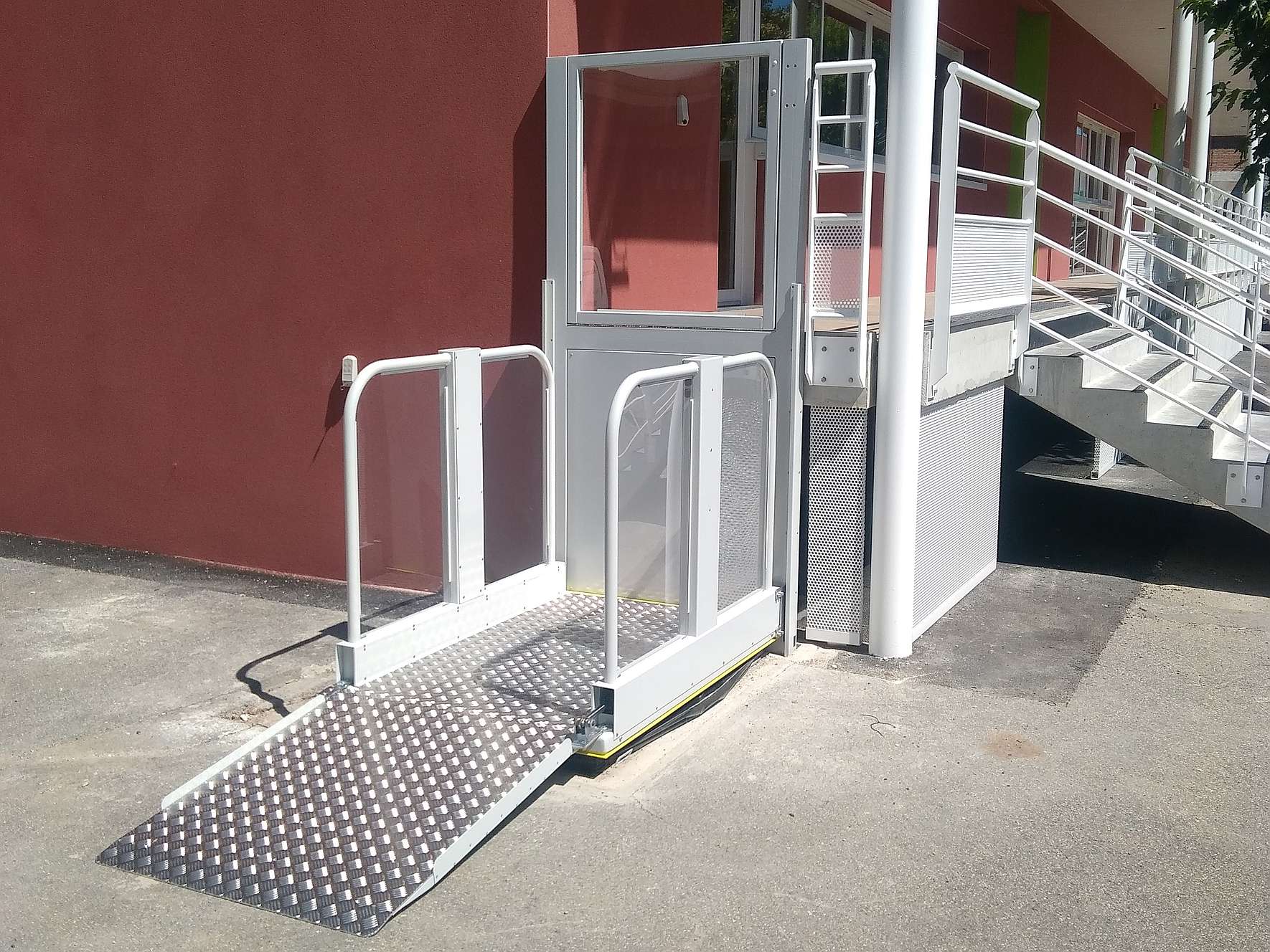 Vertical platform lift for wheelchair drivers